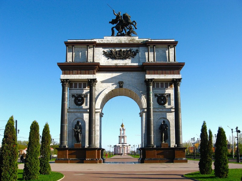 фото Триумфальной арки в Курске