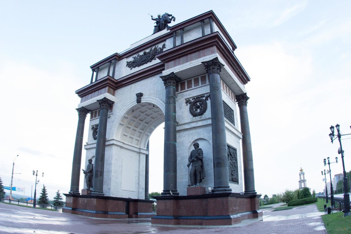 Триумфальная арка в Курске вид сбоку фотография