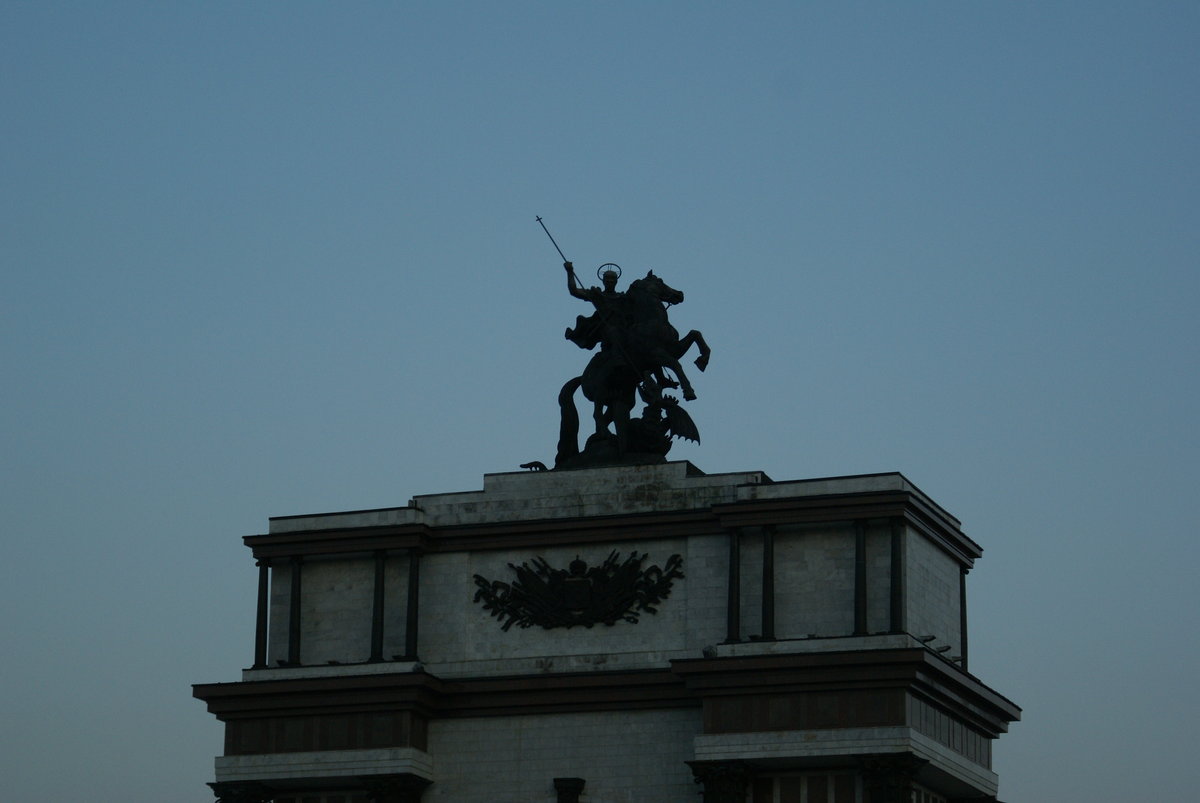 верхняя часть Триумфальной арки - скульптура Георгия Победоносца фото