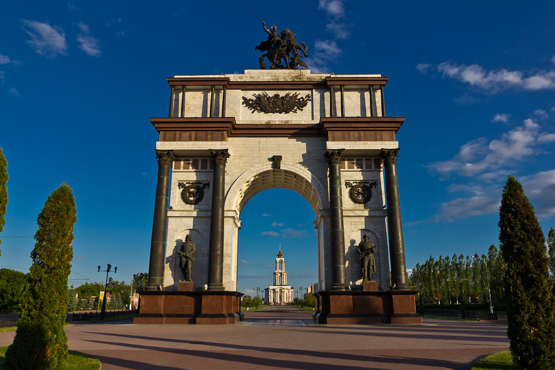 вид снизу на Курскую Триумфальную арку фото