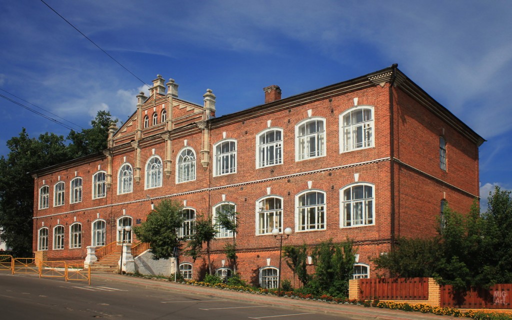 Здание школы в городе Меленки. Рядом парк отдыха