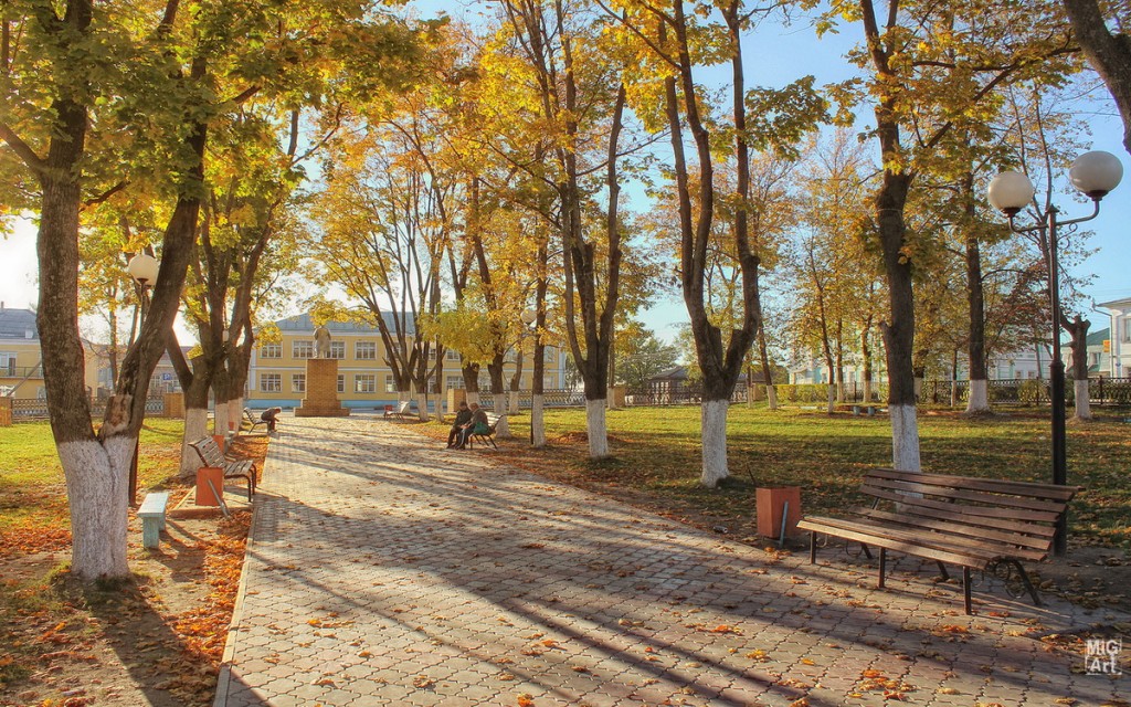 Городской парк города Меленки и скульптура Ленина