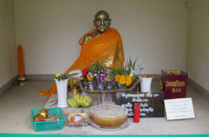 статуя монаха в храме
