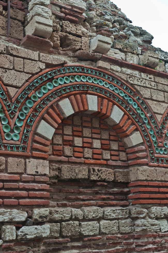 Искусно выполненный орнамент на стене церкви св. Параскевы
