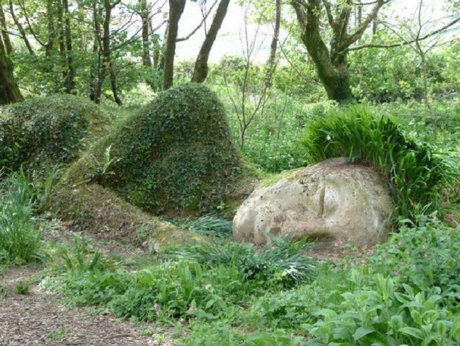 Ландшафтная скульптура «Спящая девушка»