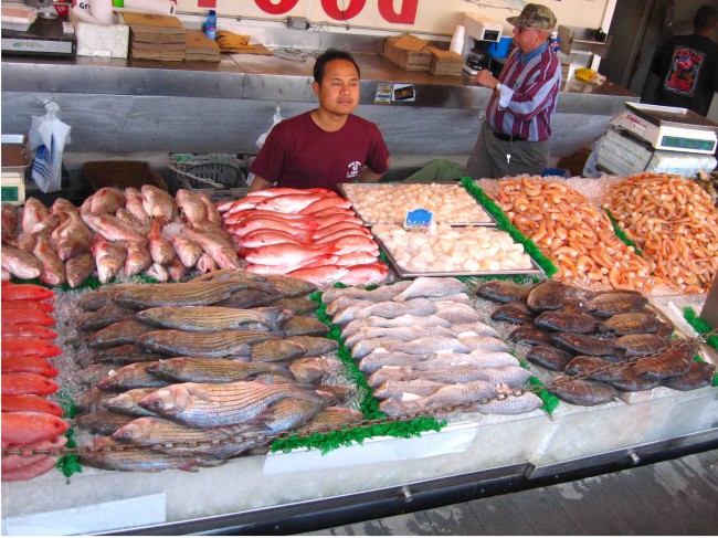На рыбном рынке всегда самый свежий и богатый улов