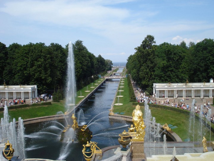 Посмотреть на систему удивительных фонтанов можно в Петергофе