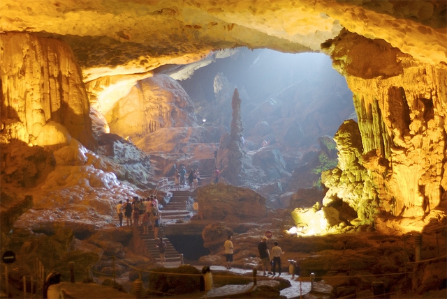 пещера в Халонге