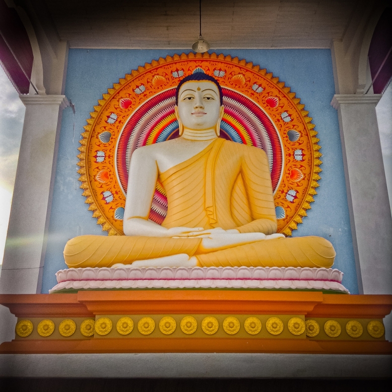 статуя сидящего Будды