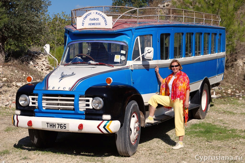 Лена и старый кипрский деревенский автобус