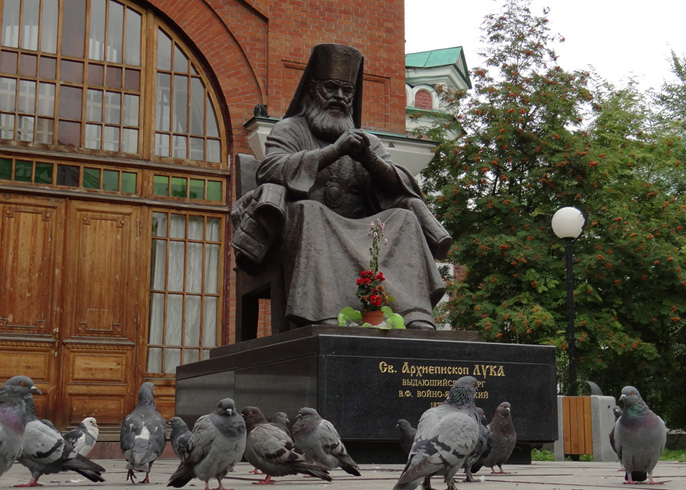 Памятник архиепископу Луке