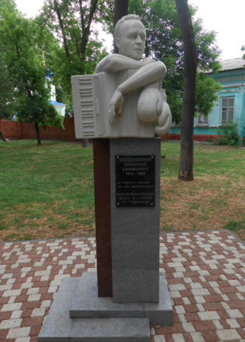 Памятник Д.Е. Тихомирову