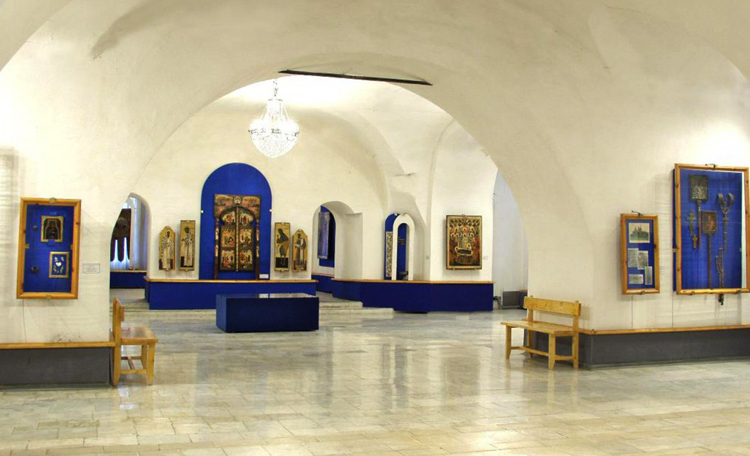 Внутри музея церковной старины