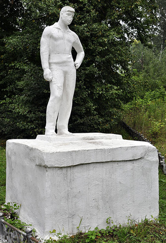 Скульптура молодого человека в Товарковском парке