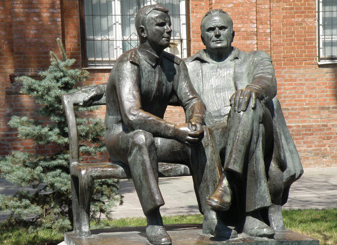 Памятник С.П. Королеву и Ю.А. Гагарину
