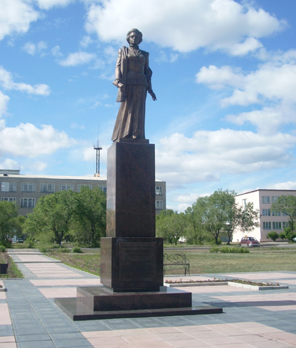Памятник основательнице Черногорска Вере Баландиной