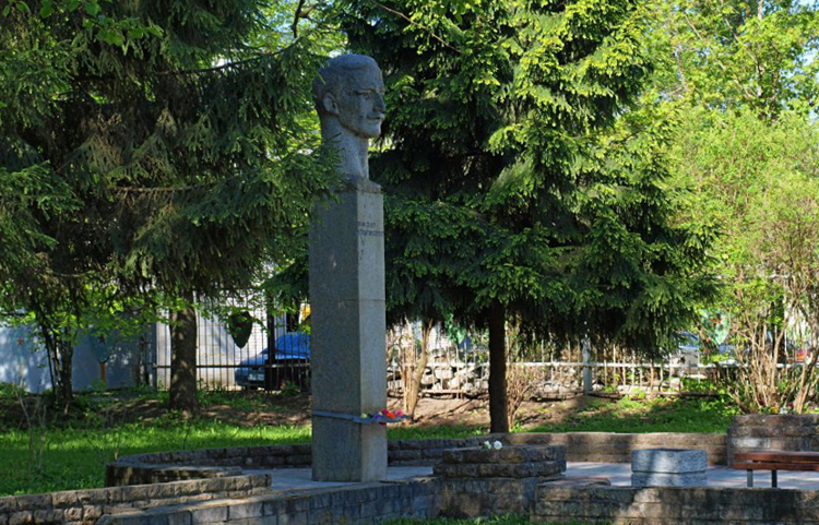 Памятник Виктору Кингисеппу