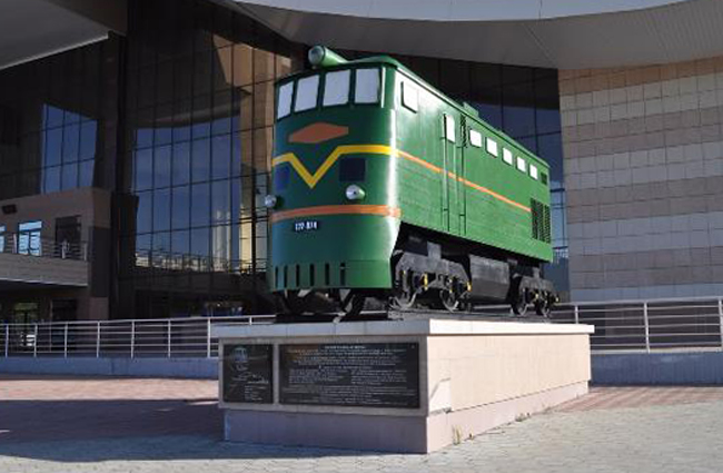 Памятник в честь открытия железнодорожного сообщения в Нижневартовске