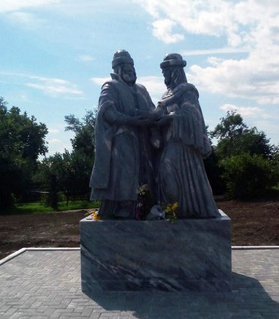 Памятник преподобным Петру и Февронии Муромским