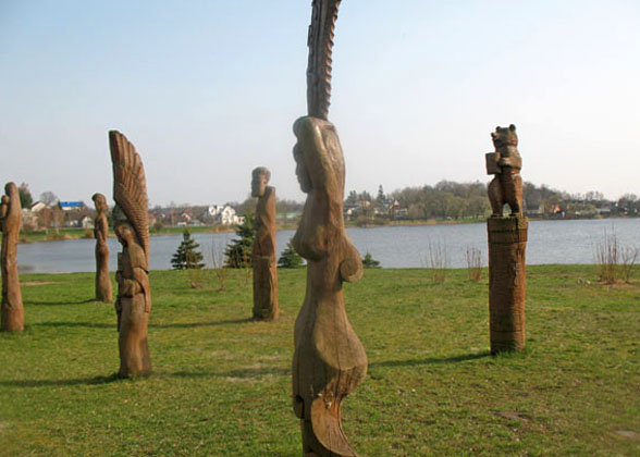 Парк с деревянными скульптурами