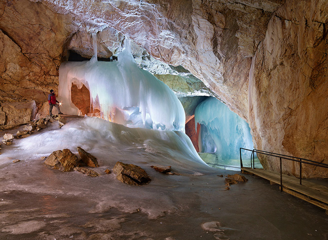 внутри ледяной пещеры