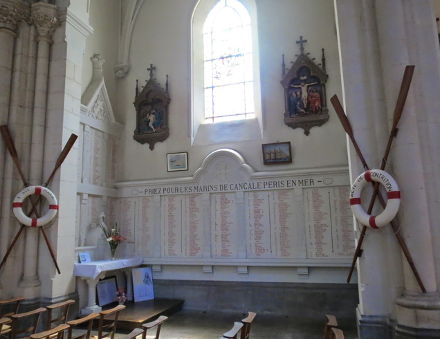Внутри церкви Сен-Меен