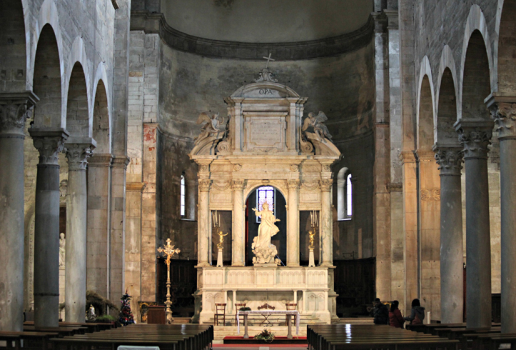 Внутри церкви Санта-Мария Фориспортам