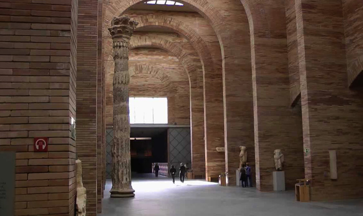 Внутри музея римского искусства