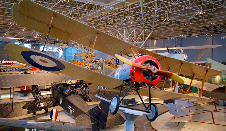 Внутри авиационного музея