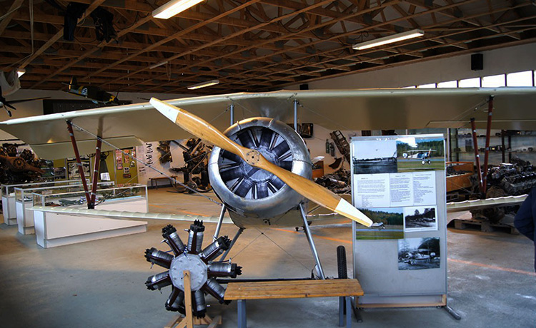 Внутри музея авиации