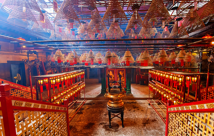 Внутри храма Ман Мо