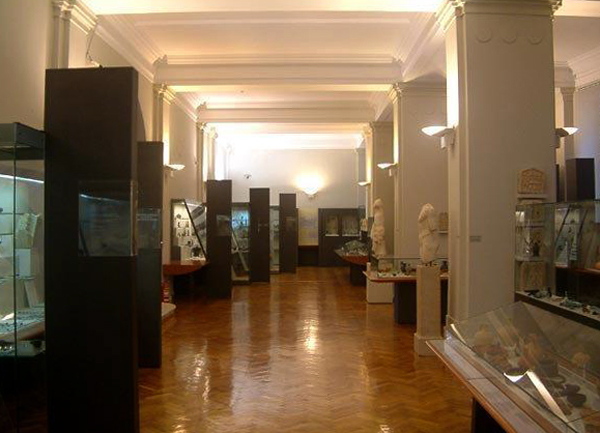 Внутри археологического музея