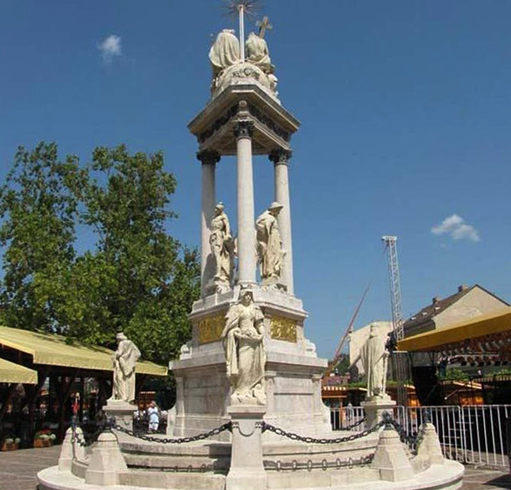 Монумент Святой Троицы на площади Сечени