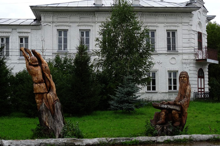 Скульптуры из стволов деревьев