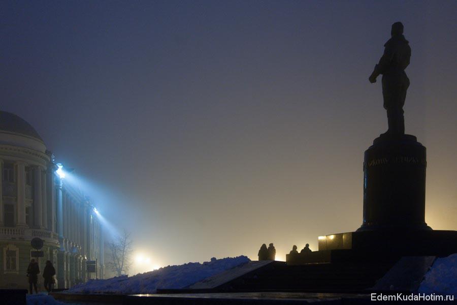 Памятник Чкалову в вечернем тумане