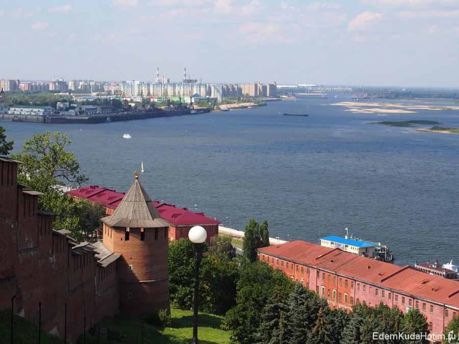 Вид со смотровой площадки от памятника Чкалову летом. На дальнем плане - Заречная часть города. Слева Ока, справа - Волга. 