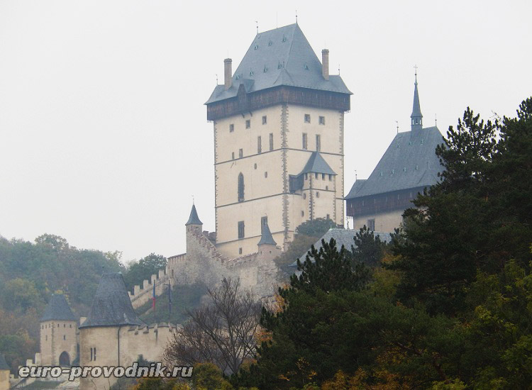 Замок Карлштейн в утренней дымке
