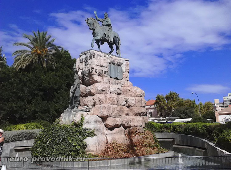 Конная статуя на площади Испании