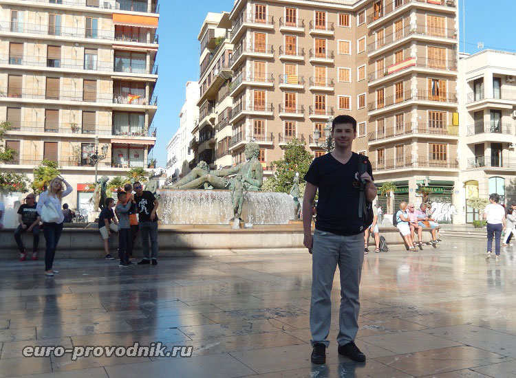У фонтана на площади Св. Девы