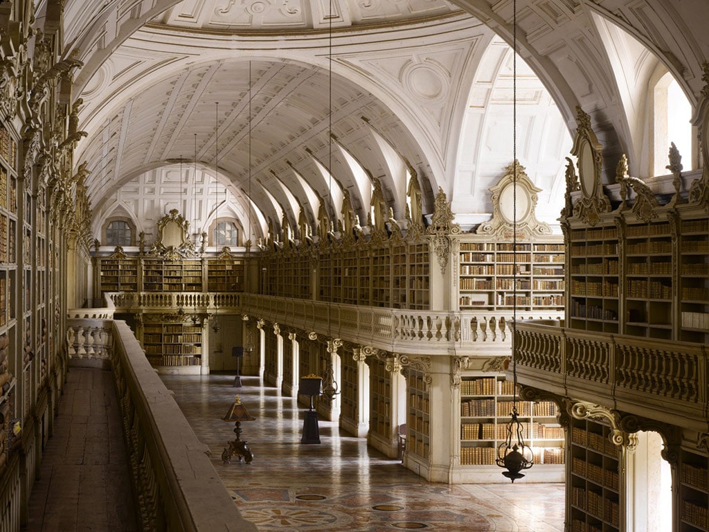Дворец Мафра в пригороде Лиссабона. Библиотека