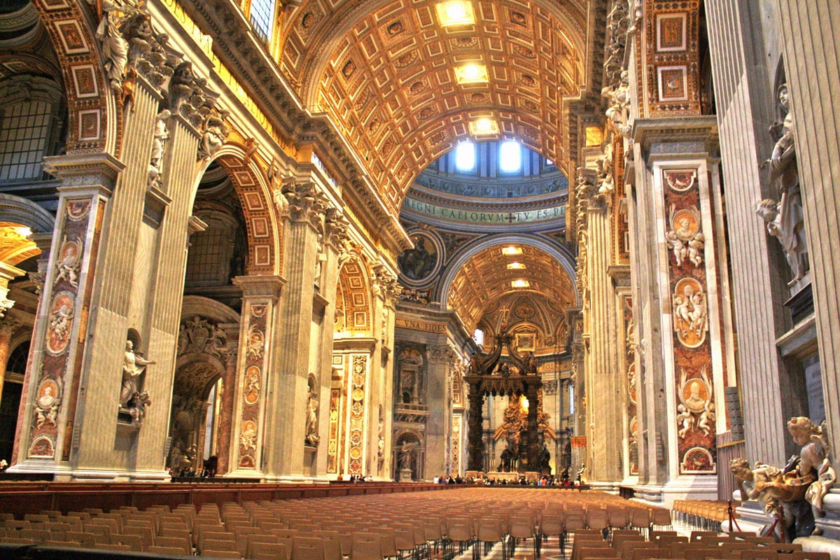 Величественный собор Святого Петра внутри
