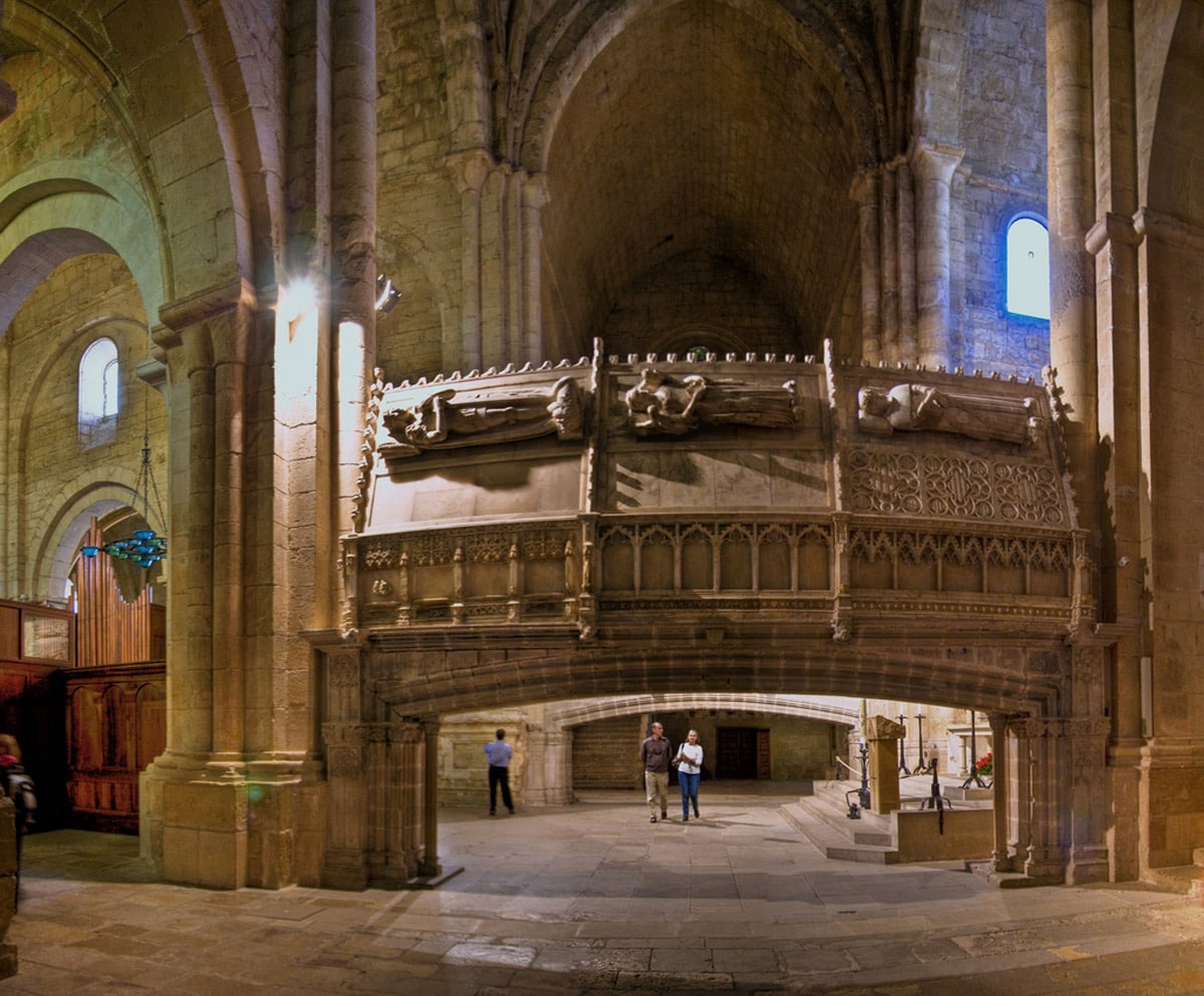Монастырь внутри – церковь 