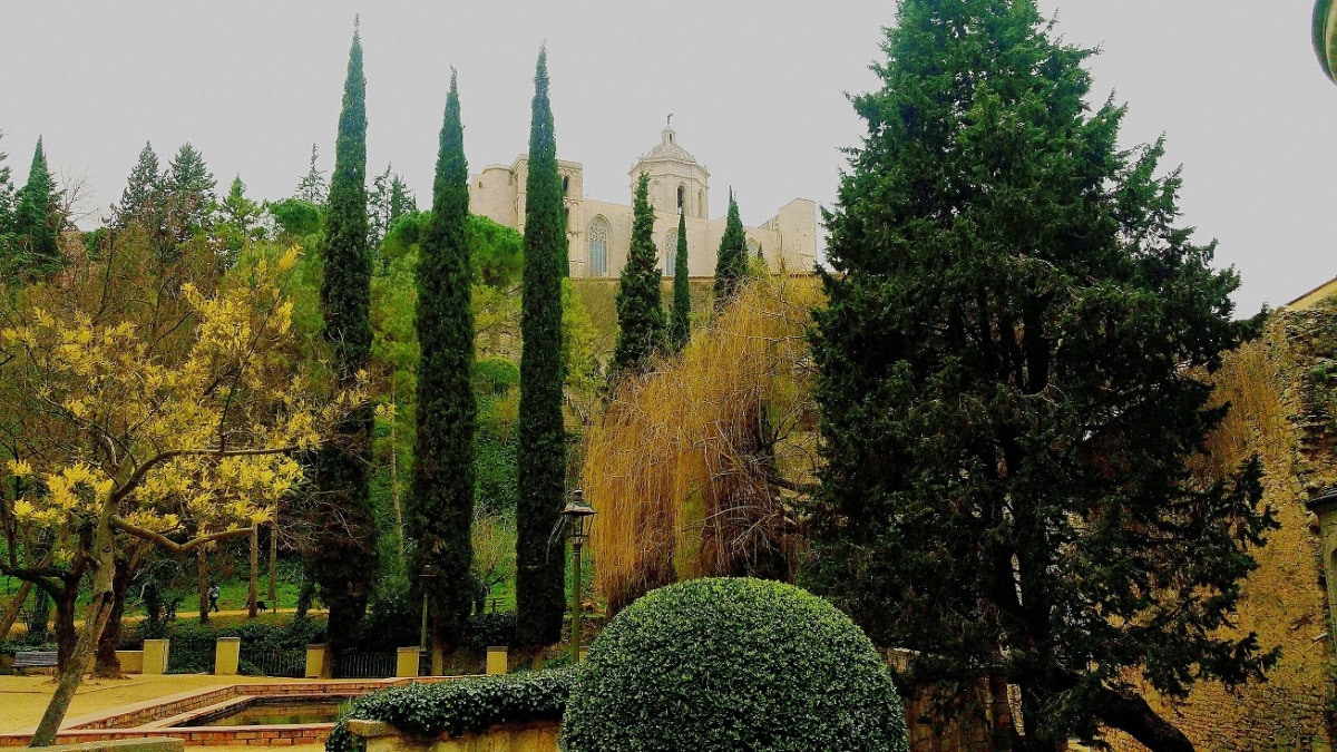 Город Жирона, сад рядом с монастырем