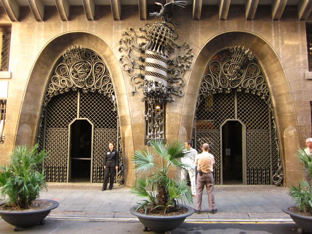 Столица региона Барселона дворец Гуэль