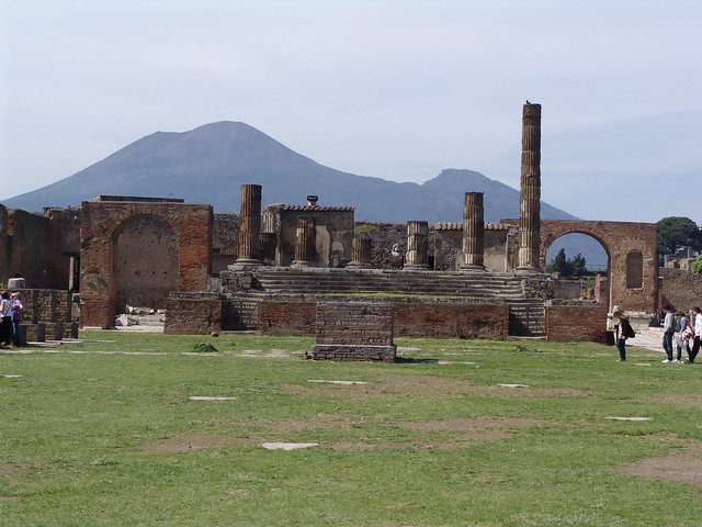 В результате были уничтожены Помпеи, городки Стабия и Геркуланы