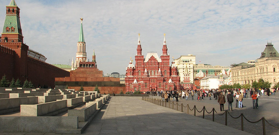Кремлевская стена: трибуны и мавзолей
