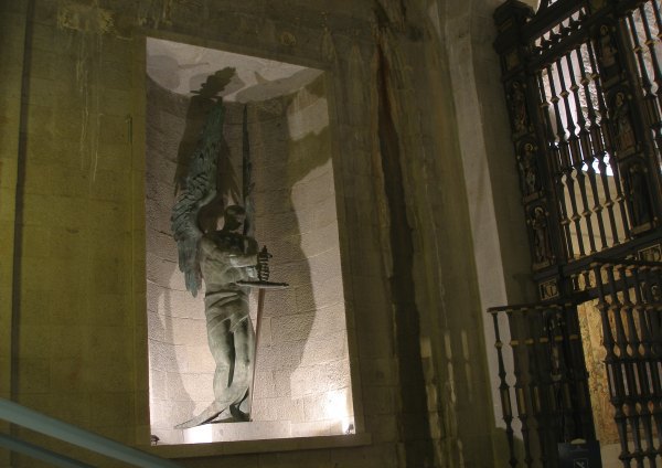 Вооруженный ангел внутри базилики