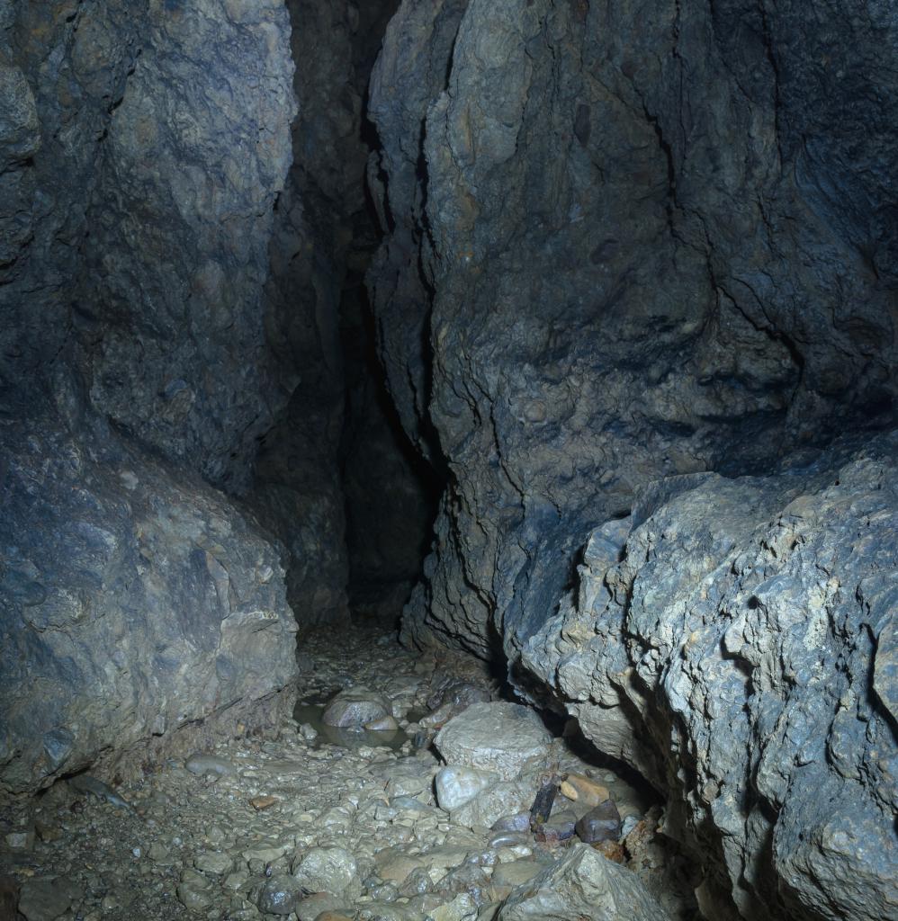 Проход внутри пещеры