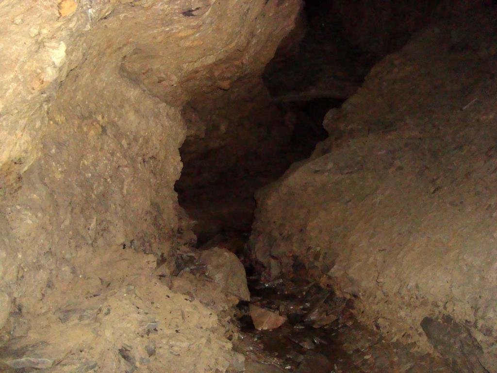 Ручей внутри пещеры