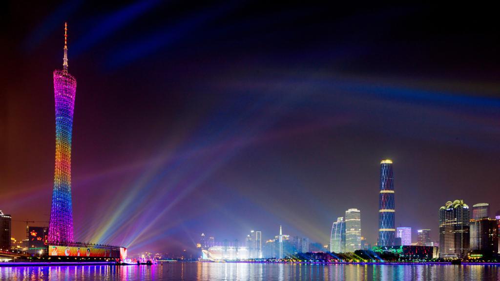 Телебашня Гуанчжоу с подсветкой